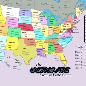 Puede incluir: Un mapa colorido de los Estados Unidos con cada estado delineado y etiquetado. El tablero del juego incluye espacios para iniciales y puntos, con el texto "The Ultimate License Plate Game" en la parte inferior.