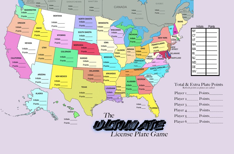 Puede incluir: Un mapa colorido de los Estados Unidos con cada estado delineado y etiquetado. El tablero del juego incluye espacios para iniciales y puntos, con el texto "The Ultimate License Plate Game" en la parte inferior.