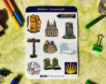 Può includere: Un foglio di adesivi con illustrazioni relative al pellegrinaggio del Cammino di Santiago. Gli adesivi includono uno zaino, una cattedrale, un cartello stradale, escursionisti, una mappa, una conchiglia di capesante e una conchiglia di capesante gialla su sfondo blu. Il testo "Camino de Santiago" è visibile su uno degli adesivi.