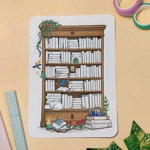 Könnte beinhalten: Ein Aufkleber mit einer detaillierten Illustration eines Bücherregals aus Holz, gefüllt mit weißen Büchern. Der Aufkleber zeigt eine schlafende Katze, eine Teekanne und kleine Drachen. Grüne Ranken und eine kleine Pflanze befinden sich auf dem Bücherregal.