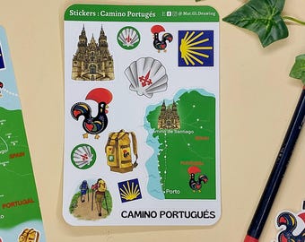 Può includere: Un set di adesivi colorati con illustrazioni del percorso di pellegrinaggio del Camino Portugues, tra cui un gallo, una conchiglia di capesante, una cattedrale e una mappa del percorso. Gli adesivi sono stampati su carta bianca con una finitura lucida.