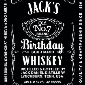 Puede incluir: Una etiqueta rectangular negra con texto blanco que dice JACK'S Old No.7 BRAND Birthday SOUR MASH WHISKEY. Incluye el texto DISTILLED & BOTTLED BY JACK DANIEL DISTILLERY LYNCHBURG. TENN. USA, 40% ALC BY VOL. (80 PROOF), EVERY DROP MADE IN LYNCHBURG TENNESSEE, y QUALITY & CRAFTSMANSHIP SINCE 1866.