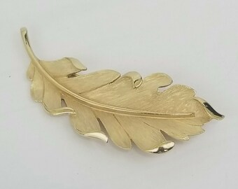 Vintage Trifari Leaf Brooch Gold Tone Textured Swirling 3