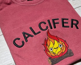 Camiseta bordada inspirada en el Espíritu del Fuego, camiseta acogedora con estética anime, camisa bordada hecha a mano, regalo inspirado en la película Castillo para fans del anime