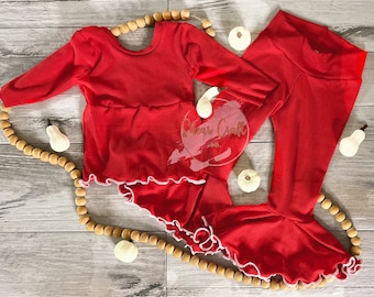 Conjunto de pantalón acampanado de punto acanalado rojo hecho a mano – Regalo para baby shower