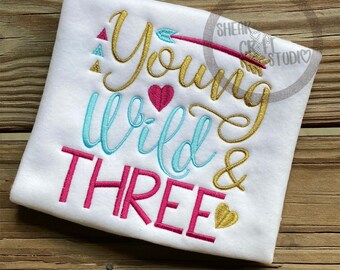 Joven salvaje y 3 Tres camisetas de cumpleaños bordadas