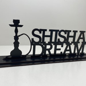 Könnte beinhalten: Schwarzes Holzschild mit den Worten "SHISHA DREAM" in großen, fetten Buchstaben. Links vom Text befindet sich eine Silhouette einer Wasserpfeife.