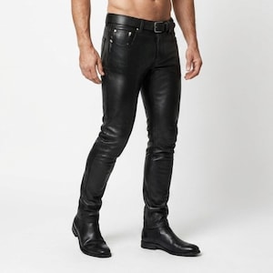 Puede incluir: Pantalones de cuero negro con corte ajustado, cintura estándar con trabillas para cinturón, cierre de botón y cremallera. Los pantalones incluyen dos bolsillos delanteros con remaches metálicos visibles y se combinan con botas de cuero negro.