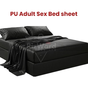 Könnte beinhalten: Schwarzes PU-Erwachsenen-Sex-Bettwäsche-Set. Das Set beinhaltet ein Spannbetttuch, zwei Kissenbezüge und ein oberes Bettlaken. Die Bettwäsche besteht aus einem glatten, glänzenden Material und ist über einem schwarzen Bettrahmen drapiert. Der Text "PU Adult Sex Bed sheet" wird oben angezeigt.