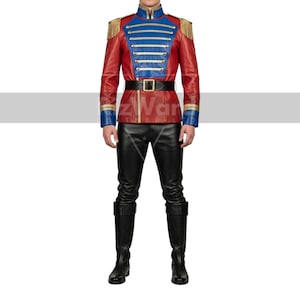 Puede incluir: Una chaqueta roja y azul de estilo militar con charreteras de flecos dorados y cinturón negro. La chaqueta tiene botones dorados y detalles azules. El conjunto incluye pantalones de cuero negro y botas negras. Una prenda llamativa.