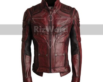 Può includere: Una giacca da motociclista in pelle bordeaux con chiusura a zip e più tasche. La giacca ha un design testurizzato e un colletto alto.