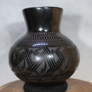 Cerámica Mata Ortiz, esmalte negro metálico, hecha a mano por la Sra. Tomasa Mora.