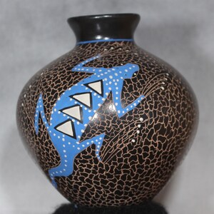 Mata Ortiz Etched Pottery: Künstlerin Ms. Delila Lucero Blaue Eidechsen mit Dreiecksmuster