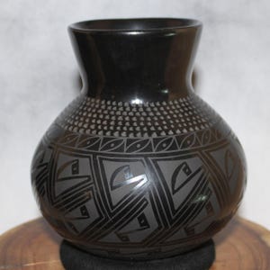 Ceramiche Mata Ortiz con smalto nero metallico, realizzate a mano dalla Sig.ra Tomasa Mora.