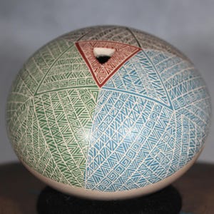 Mata Ortiz Pottery Olla: Hand-Etched Geometric Pastel Folk Art by Daisy Ramirez