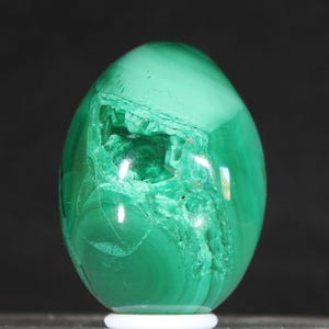 Malakitägggrön flytande effekt flytande kristallmineral mörk ljus Kongo-rik afrikansk sten displaynivå hög kvalitet
