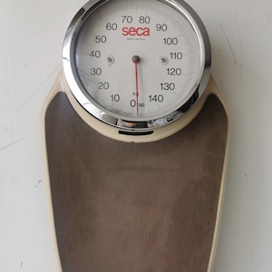 Vintage Seca Scale: Mid-Century Modern Bathroom Decor