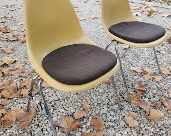 1of 2 Vintage Herman Miller fiberglass chairs from 1960s /Eames Herman Miller Side Chair/Mid-Century  chairs /Vintage Retro Dining Chairs