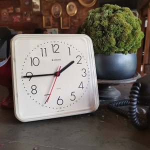 Vintage Wall Clock Junghans - quartz from Germany / Space Age White  Clock/ Plastic  Wall Clock /Mid Century Modern /Home Decor /Retro Clock