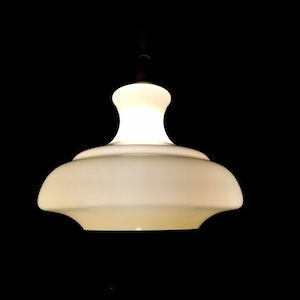 Lámpara colgante de vidrio opalino de la era espacial, lámpara colgante de vidrio blanco lechoso, lámpara de techo MCM, Yugoslavia, década de 1970, lámpara colgante de vidrio con revestimiento blanco /
