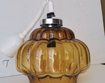 Lampa wisząca z brązowego szkła opalowego w stylu vintage: oświetlenie w stylu Mid-Century Modern