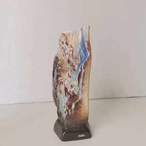 Könnte beinhalten: Eine Keramikvase mit brauner, weißer und blauer Glasur. Die Vase ist in Form eines Steins und hat einen kleinen Sockel. Die Vase ist signiert mit "Laid Berkeley".