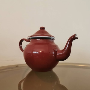 Vintage Enamel Teapot: Rustic Retro Kitchen Decor