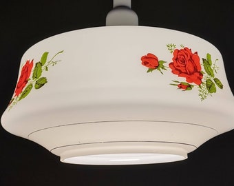 Lampa wisząca z opalowego szkła w stylu vintage z kwiatowymi detalami, styl retro z lat 60. XX wieku