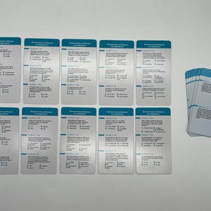 Peut inclure: Un jeu de 10 cartes bleues et argent&eacute;es avec le texte "&Eacute;l&eacute;ments politiques et institutions" imprim&eacute; dessus. Les cartes sont dispos&eacute;es en deux rang&eacute;es de cinq. Il y a une pile de cartes plus petites en arri&egrave;re-plan.