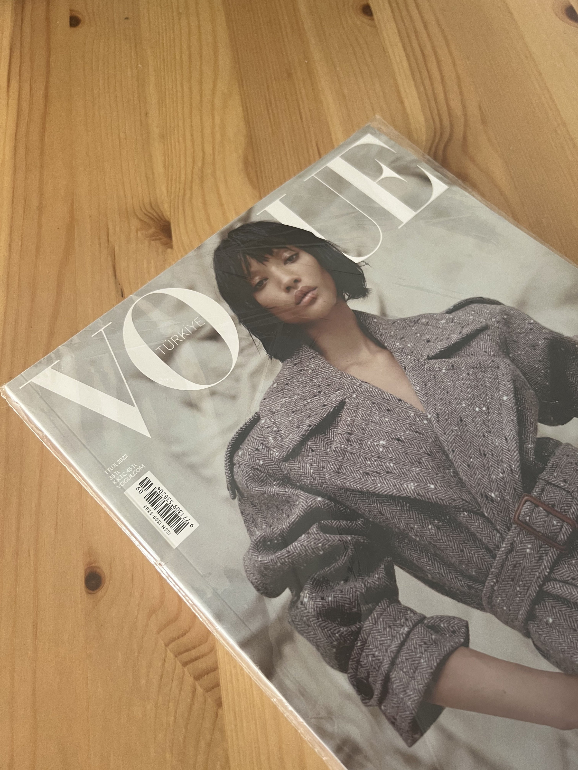 Vogue TÜRKİYE Magazine March 2022 il_340x270.4177268158_lbzl.jpg