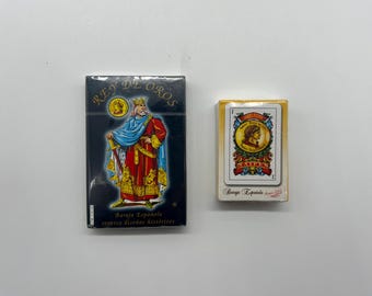 スペインの緑色の皮のボックスに入ったクラッシックな赤と青のトランプセット スペインの緑色の皮のボックスに入ったクラッシックな赤と青の