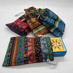 Mystische Tarot-Taschen (Hergestellt mit weichem Stoff), ideal für Orakel, Runen, Tarot-Karten (Esoterische & Hippie-Farben-Designs) Tarot-Kasten