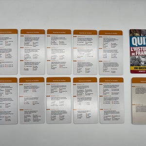 Peut inclure: Un jeu de 10 cartes argent&eacute;es avec des bordures orange et du texte blanc. Les cartes sont intitul&eacute;es "Quiz de l'histoire de France" et contiennent des questions &agrave; choix multiples. Une carte s&eacute;par&eacute;e avec une bordure rouge et du texte blanc indique "Quiz L'histoire de France 200 questions".