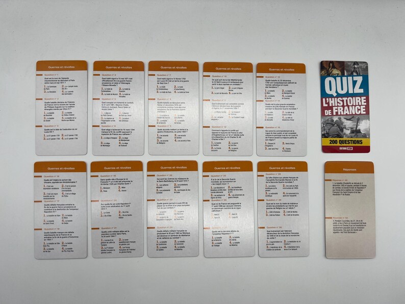 Peut inclure: Un jeu de 10 cartes argent&eacute;es avec des bordures orange et du texte blanc. Les cartes sont intitul&eacute;es "Quiz de l'histoire de France" et contiennent des questions &agrave; choix multiples. Une carte s&eacute;par&eacute;e avec une bordure rouge et du texte blanc indique "Quiz L'histoire de France 200 questions".
