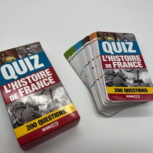 Peut inclure: Une bo&icirc;te rouge et blanche avec le texte "QUIZ L'HISTOIRE DE FRANCE 200 QUESTIONS" sur le devant. La bo&icirc;te contient un jeu de cartes avec le m&ecirc;me texte sur le devant. Les cartes sont blanches avec du texte noir et des images.
