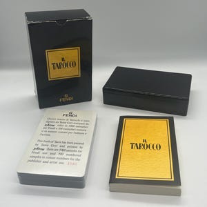 Il Tarocco Fendi (1989) Fendi-tarotset (boek + kaarten) geïllustreerd door Tania Gori (genummerde uitgave) OOP-tarot (beperkte oplage) gemaakt in Italië