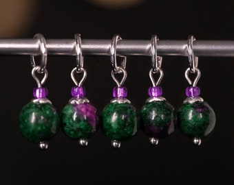 Ensemble de 5 marqueurs de point de pierre Ruby Zoisite | Fabriqué à la main | Marqueurs de points, gardiens de progrès, notions de tricot et de crochet