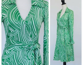 1970s Diane Von Furstenberg wrap dress rayon with peaked collar and cuffs
