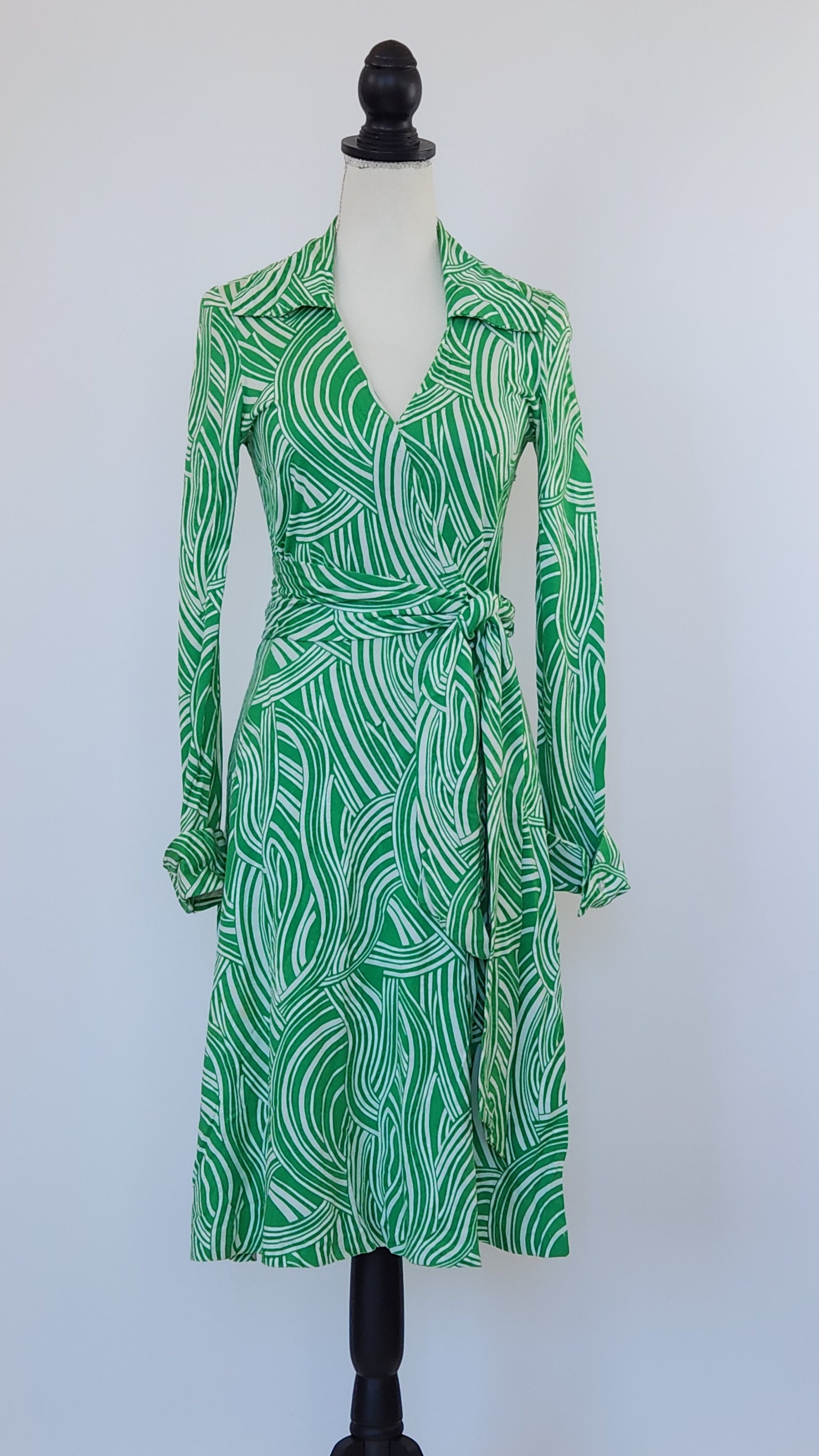 1970s Diane Von Furstenberg Wrap Dress Rayon With Peaked Collar and Cuffs Etsy UK