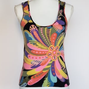 Puede incluir: Un top negro de tirantes con un estampado floral abstracto de colores. El estampado presenta colores rosa, amarillo, verde, azul y morado.