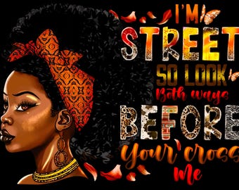 Puede incluir: Una ilustración digital de una mujer negra con afro, que lleva una diadema con estampado rojo y naranja. El texto "I'm Street So Look Both Ways Before You Cross Me" está escrito en una fuente negrita y colorida.