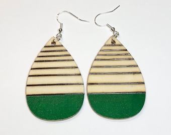 Pendientes colgantes de lágrima de color verde pino oscuro, ligeros, de madera y plata, con diseño geométrico, ideales como regalo de cumpleaños para adolescentes.