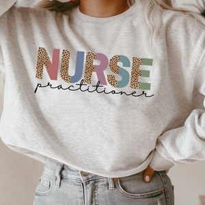 Krankenpfleger Sweatshirt, NP Shirt, FNP Krankenschwester Woche, Geschenk für Krankenschwestern, Stillstudent, Leopard Gepard, Unisex Crewneck Sweatshirt