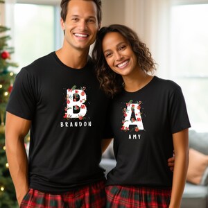 2025年ファミリークリスマスネームシャツ、パーソナライズクリスマスファミリーTシャツ、ファミリークリスマスシャツ、名前入りカスタムクリスマス