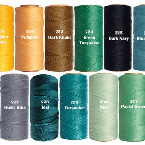 Puede incluir: Una colecci&oacute;n de carretes de hilo encerado de colores variados, incluyendo Amarillo Sunglow, Calabaza, Caqui Oscuro, Verde Turquesa, Azul Marino Oscuro y Verde Azulado. Cada carrete est&aacute; etiquetado con un n&uacute;mero y nombre de color.