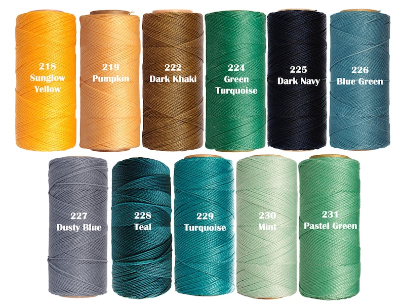 Puede incluir: Una colecci&oacute;n de carretes de hilo encerado de colores variados, incluyendo Amarillo Sunglow, Calabaza, Caqui Oscuro, Verde Turquesa, Azul Marino Oscuro y Verde Azulado. Cada carrete est&aacute; etiquetado con un n&uacute;mero y nombre de color.