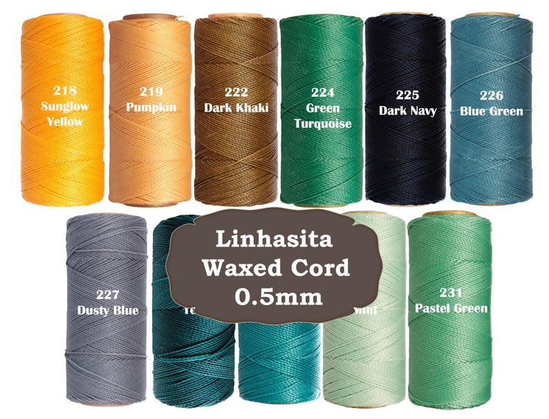 Puede incluir: Una colecci&oacute;n de carretes de hilo encerado Linhasita en varios colores, incluyendo Amarillo Sunglow, Calabaza, Caqui Oscuro, Verde Turquesa, Azul Marino Oscuro, Verde Azulado, Azul Polvoriento y Verde Pastel. El texto dice "Linhasita Waxed Cord 0.5mm".