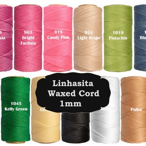 Puede incluir: Una colección de bobinas de cordón encerado Linhasita de 1 mm de grosor, con varios colores que incluyen fucsia, fucsia brillante, rosa caramelo, beige claro, pistacho, azul grisáceo, verde kelly, crema, negro, blanco y palha, etiquetadas con su nombre.
