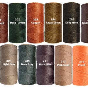 Puede incluir: Una colecci&oacute;n de carretes de cord&oacute;n encerado en varios colores, incluyendo casta&ntilde;o, verde oscuro, cobre, verde caqui, oliva oscuro y marr&oacute;n taupe. Colores adicionales son gris claro, gris oscuro, lila oscuro, rosa arena y melocot&oacute;n. Cada carrete est&aacute; etiquetado con un n&uacute;mero y nombre de color.