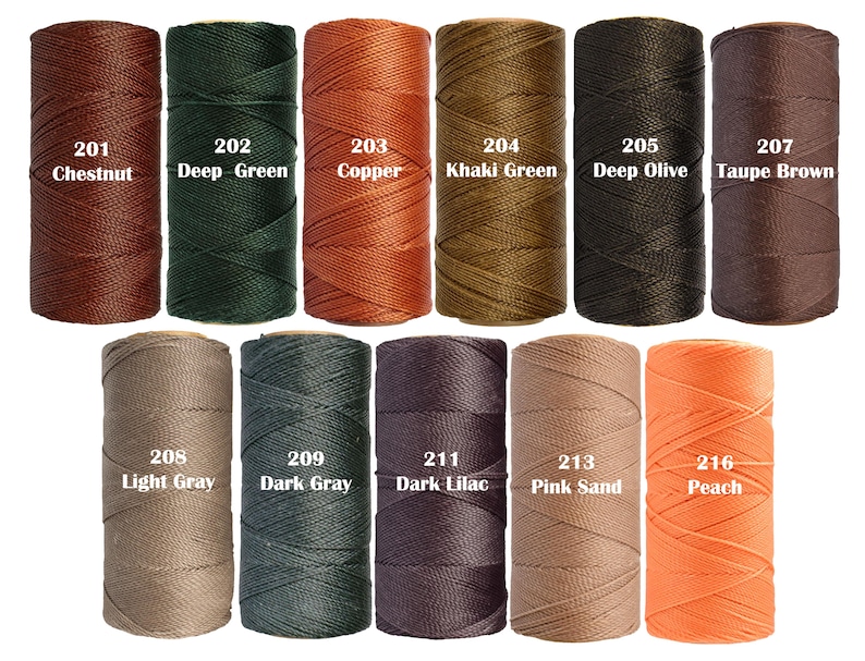 Puede incluir: Una colecci&oacute;n de carretes de cord&oacute;n encerado en varios colores, incluyendo casta&ntilde;o, verde oscuro, cobre, verde caqui, oliva oscuro y marr&oacute;n taupe. Colores adicionales son gris claro, gris oscuro, lila oscuro, rosa arena y melocot&oacute;n. Cada carrete est&aacute; etiquetado con un n&uacute;mero y nombre de color.
